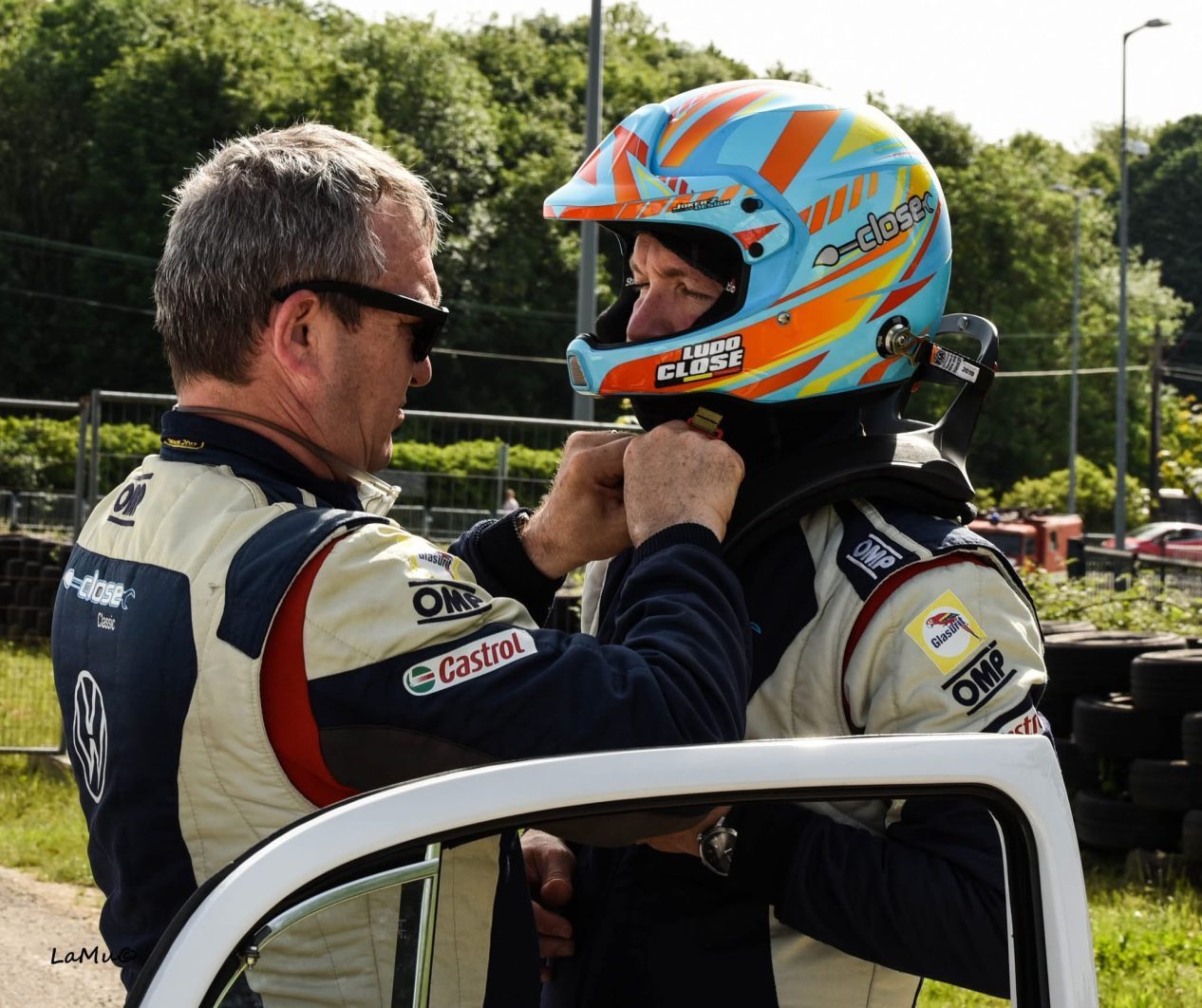 Pascal et Ludo Close préparent le casque avant une course de rallye